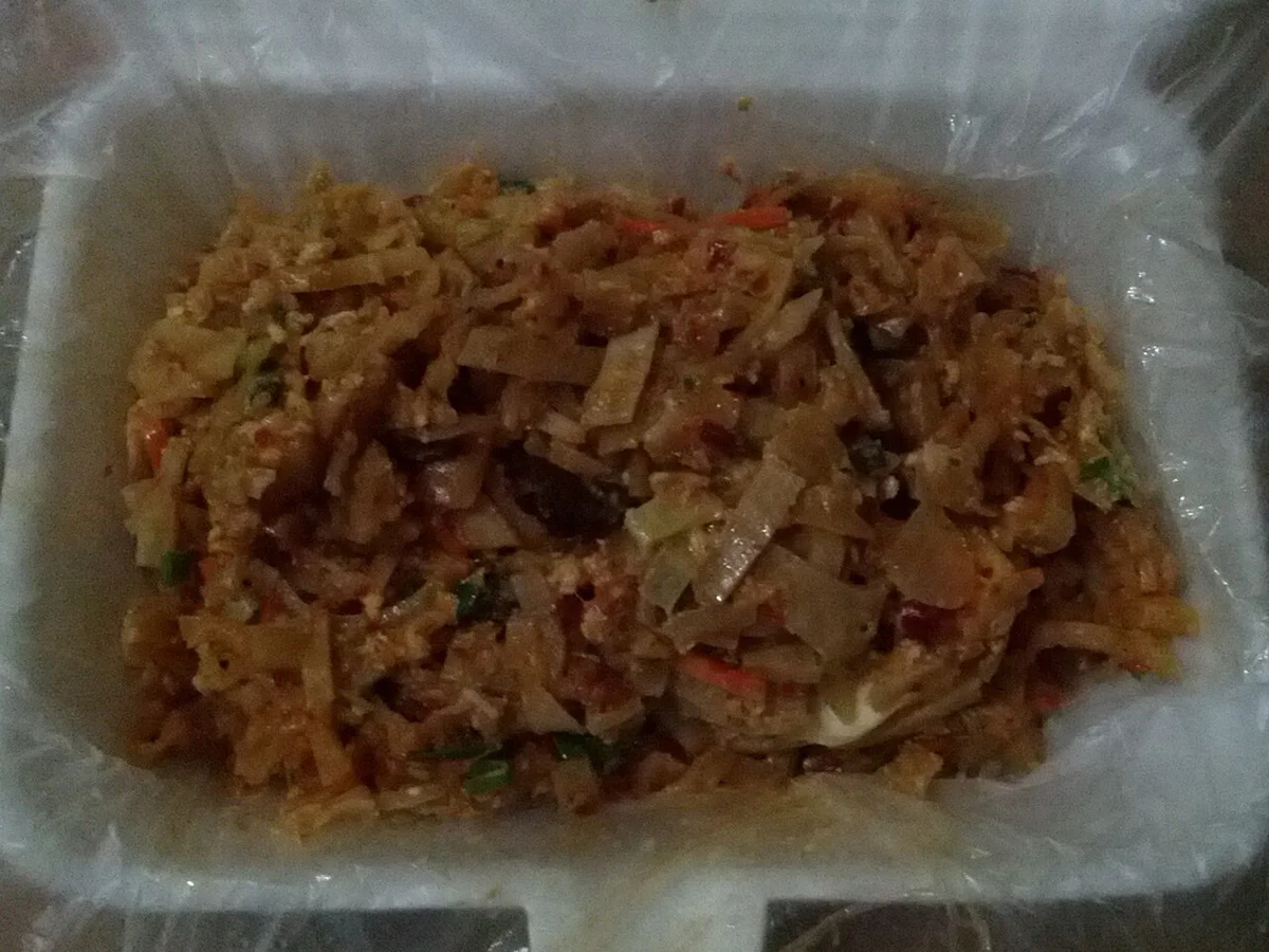 テイクアウト容器に入ったコットゥロティ。屋台で購入した本場のスタイル