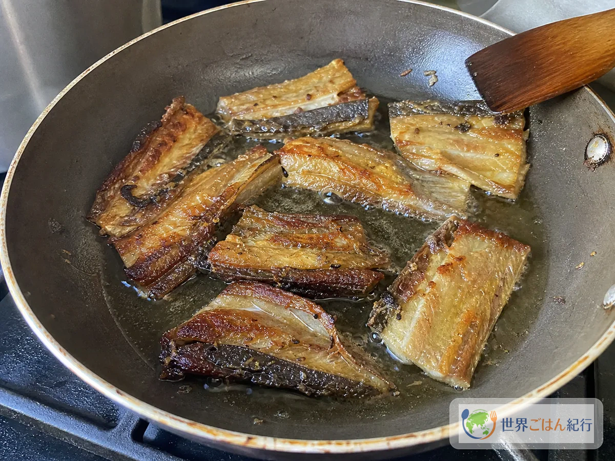 手順4: 魚を中火で揚げ焼きにする