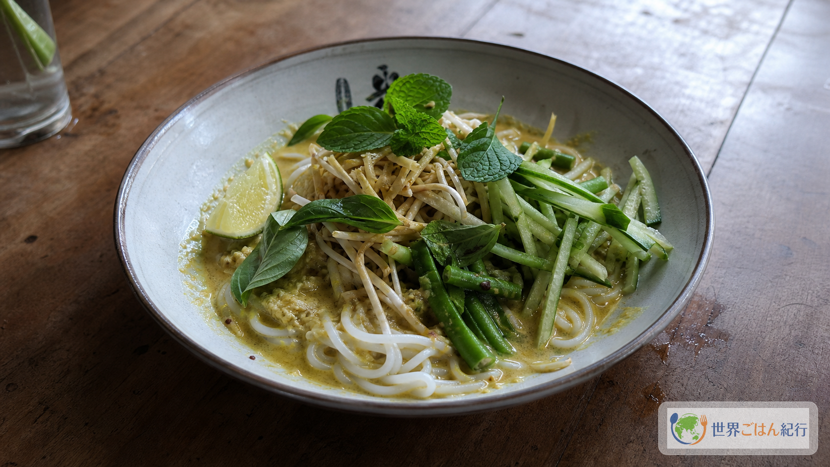 米麺に魚の香味スープ、きゅうり、もやし、いんげん、ハーブをのせたカンボジアのノムバンチョック