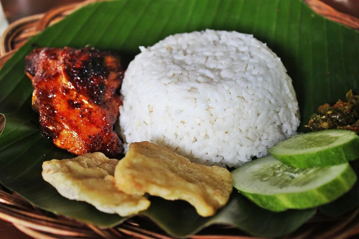 インドネシアの米料理に添える赤い辛味調味料と主菜の食卓