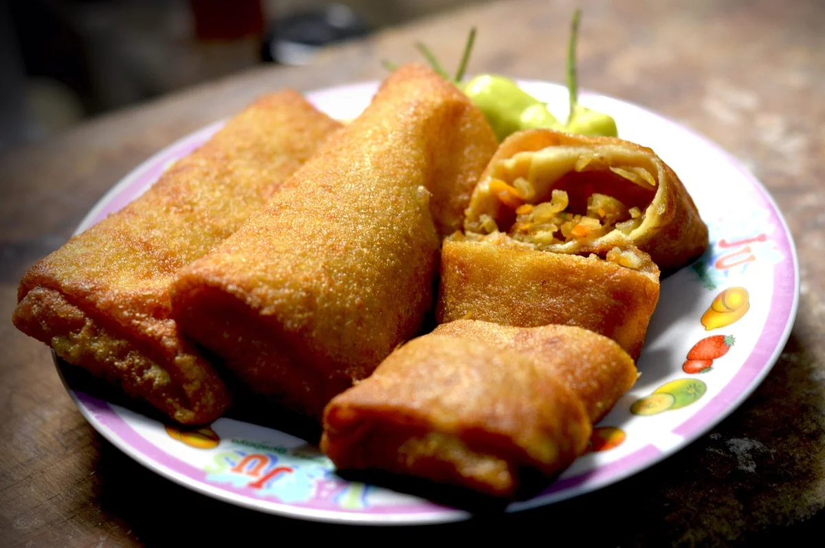 インドネシアの揚げ春巻きと青唐辛子。辛味調味料を少量添える食べ方