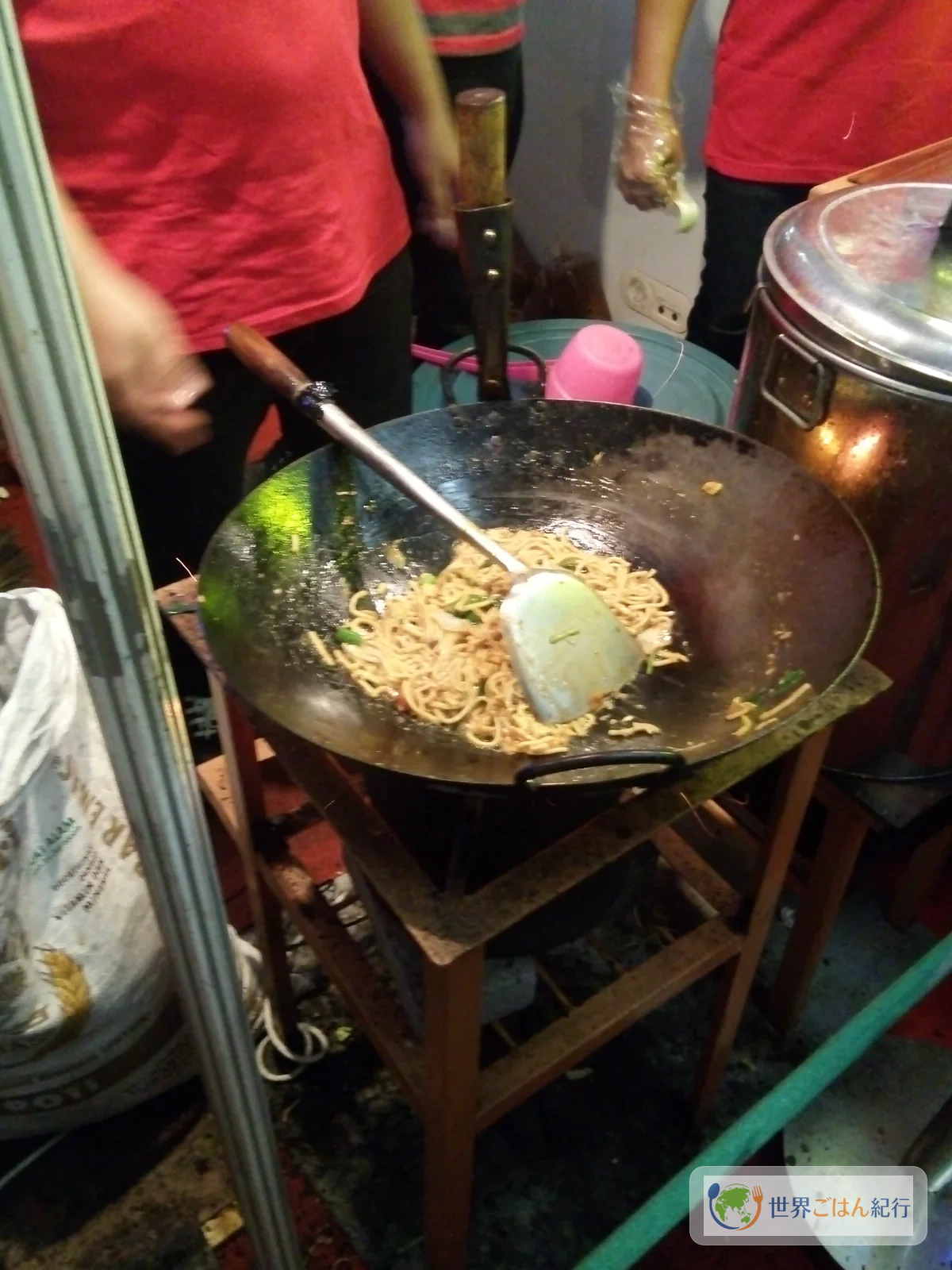 手順1: 麺をほぐし、調味料を先に絡める(4分)
