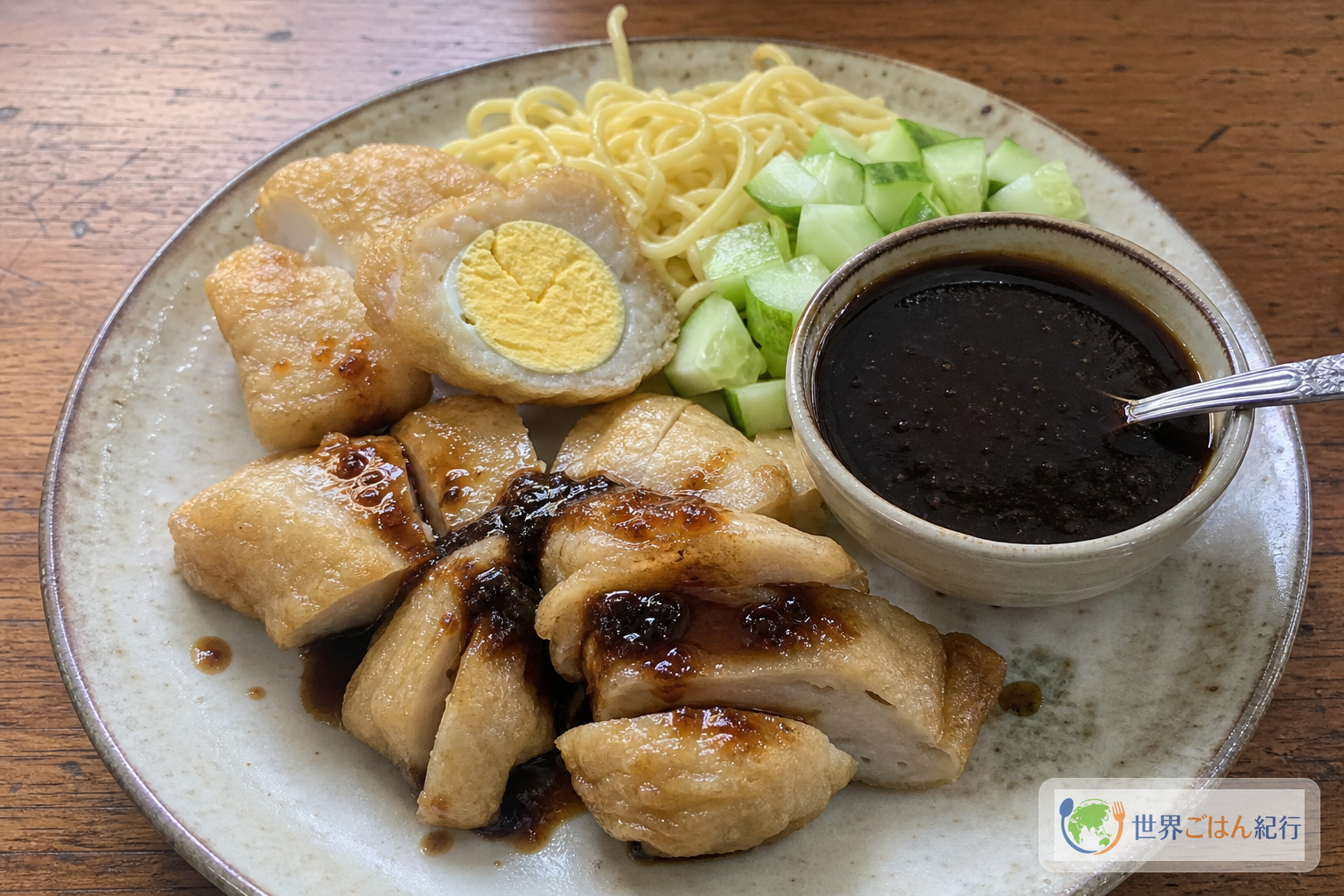 揚げたペンペックにクコ、きゅうり、黄色い麺を添えたパレンバンの食卓