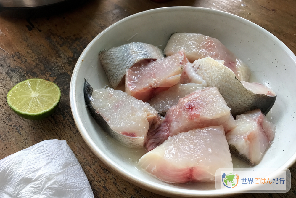 手順1: 魚を塩とライムで整える