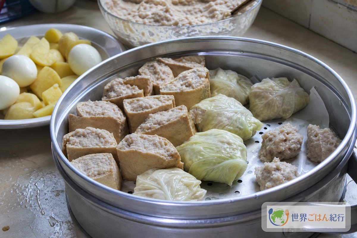 豆腐、キャベツ、魚団子を蒸し器に並べたシオマイの下ごしらえ