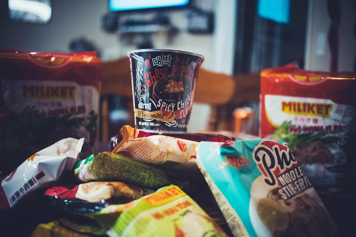 カレーラクサの完成盛り付け。ココナッツミルクのクリーミーなスープに海老ともやしが映える