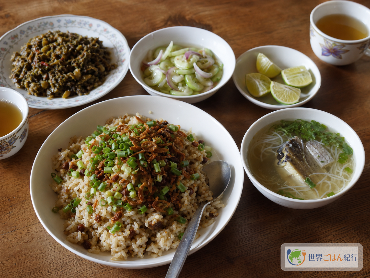 タミンジョー、ラペットゥ、汁麺風の小鉢、きゅうり酢漬けを並べたミャンマー料理の食卓