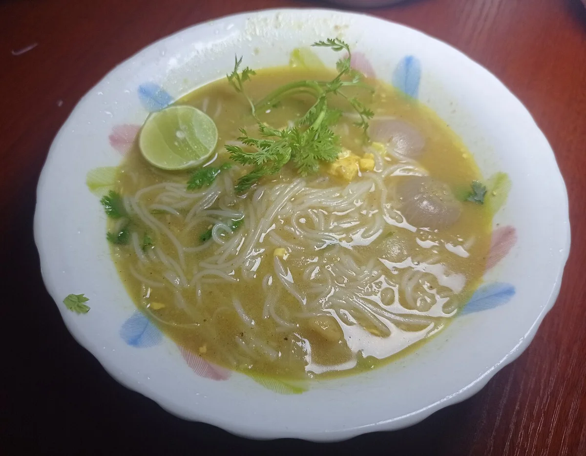 モヒンガーの別スタイル。トッピングが異なる一杯