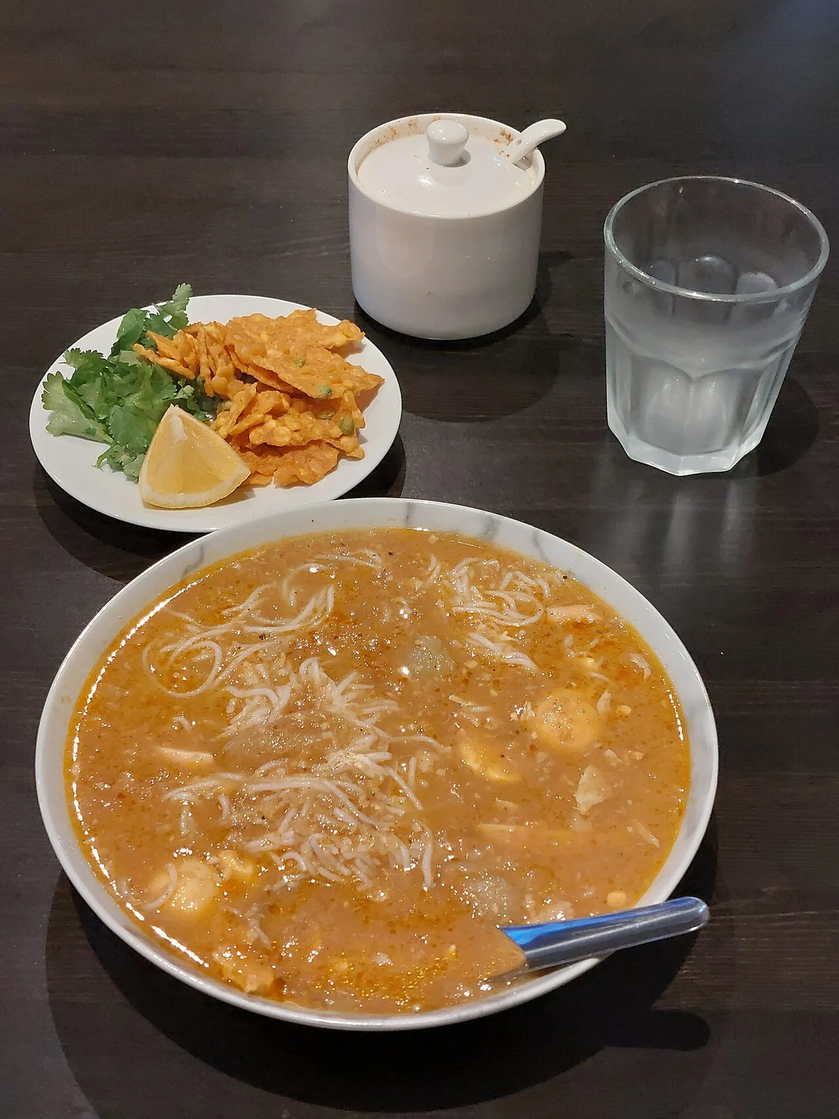 器に盛られたモヒンガーとトッピング