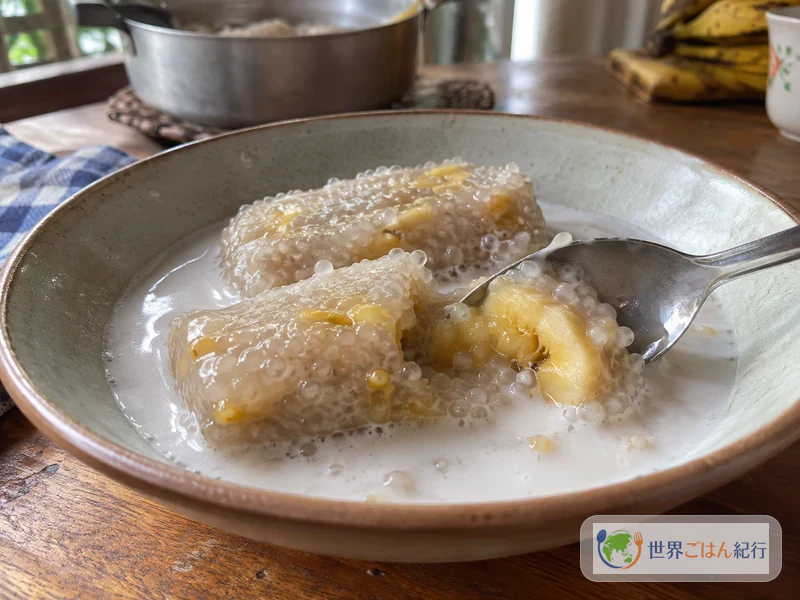 반투명한 삭삭 경단을 따뜻한 코코넛 밀크에 띄운 그릇
