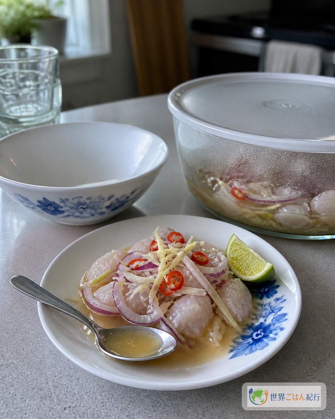 キニラウを盛り付けた皿と、ふたをした容器に入れた魚。作り置きせず、短時間だけ冷たく保つ判断を示す