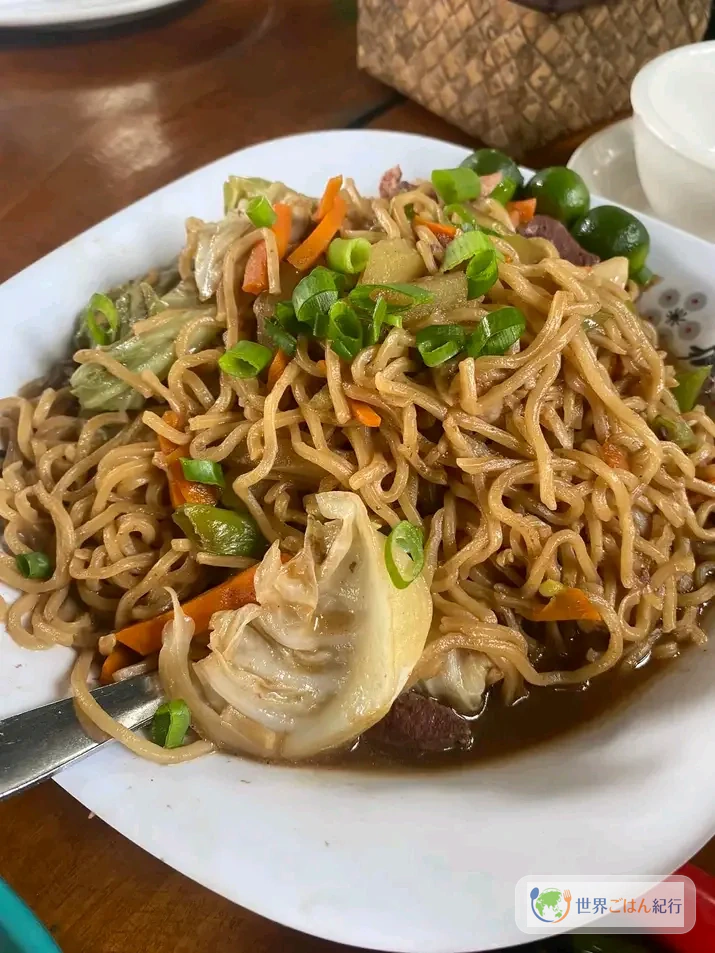 大皿に盛られたフィリピンのパンシット