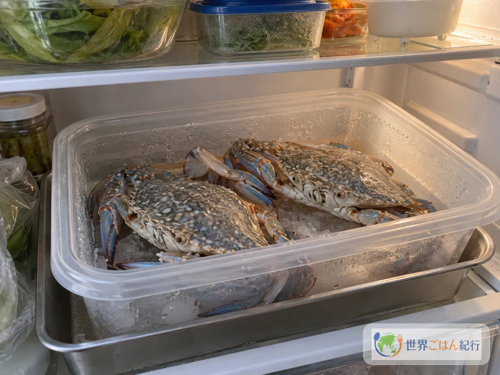 Thawing frozen swimming crab in the refrigerator