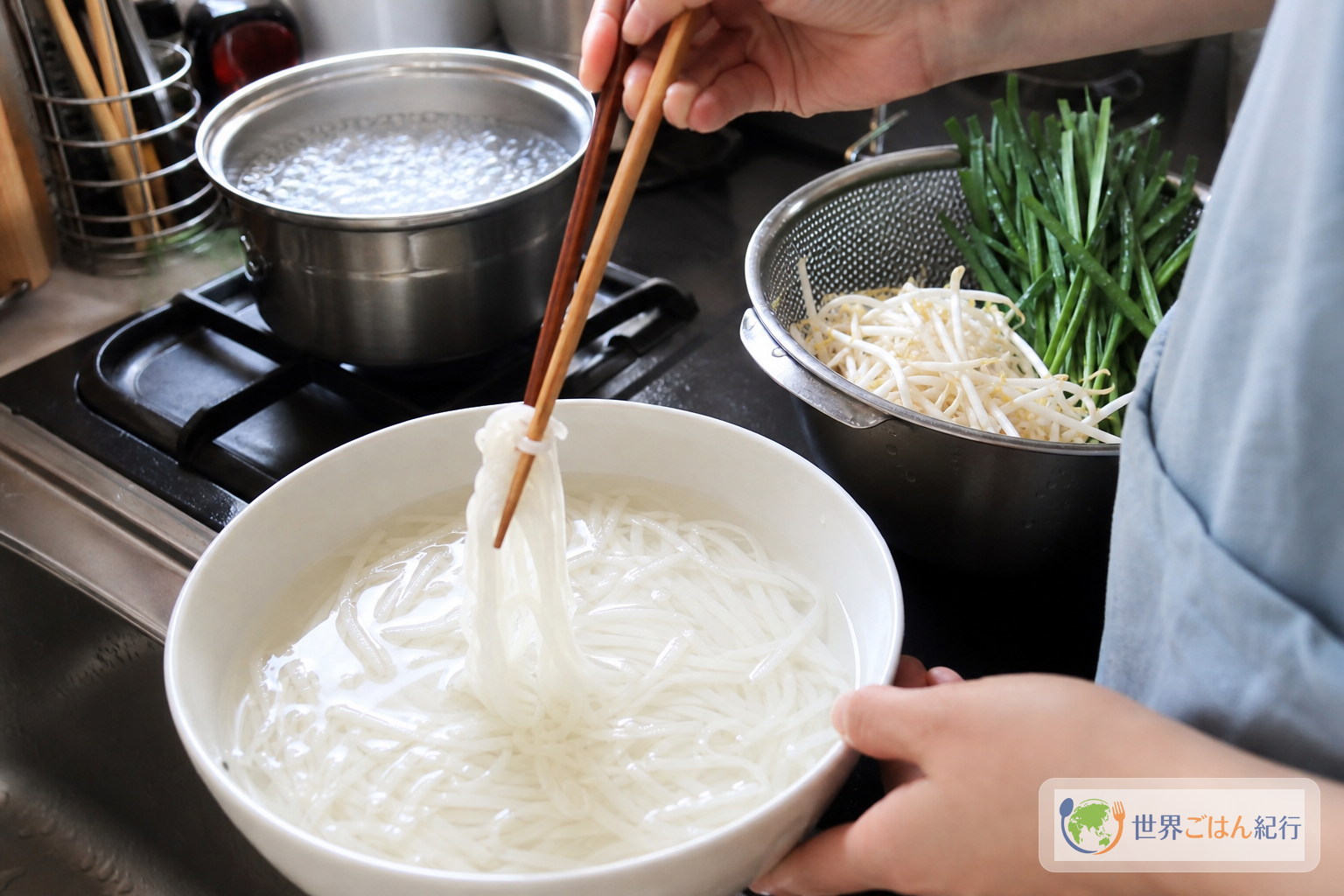 手順4: 米麺と香草を準備する